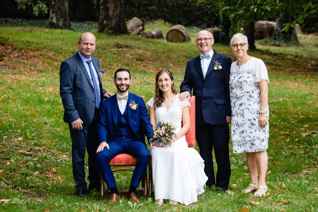 Un groupe de personnes posant pour une photo dans les bois.