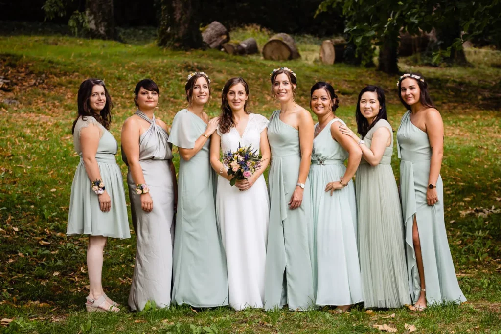 Un groupe de demoiselles d'honneur posant pour une photo.