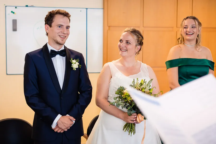 Les mariés se sourient lors de leur cérémonie de mariage.