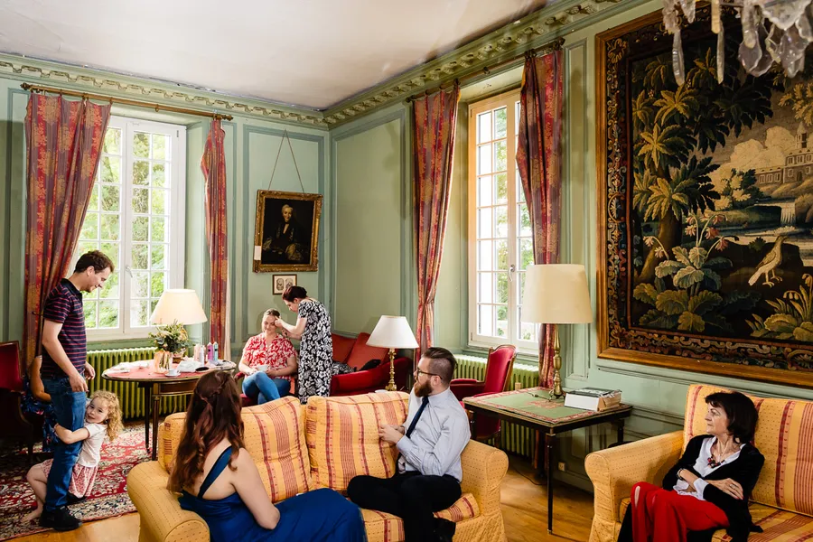 Un groupe de personnes assises dans un salon.