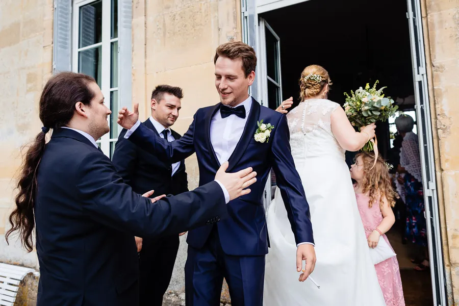 Les mariés se préparent pour leur mariage.