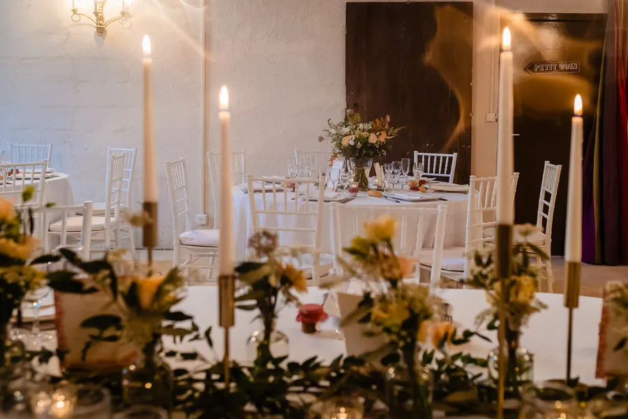 Une réception de mariage organisée avec des bougies et des fleurs.