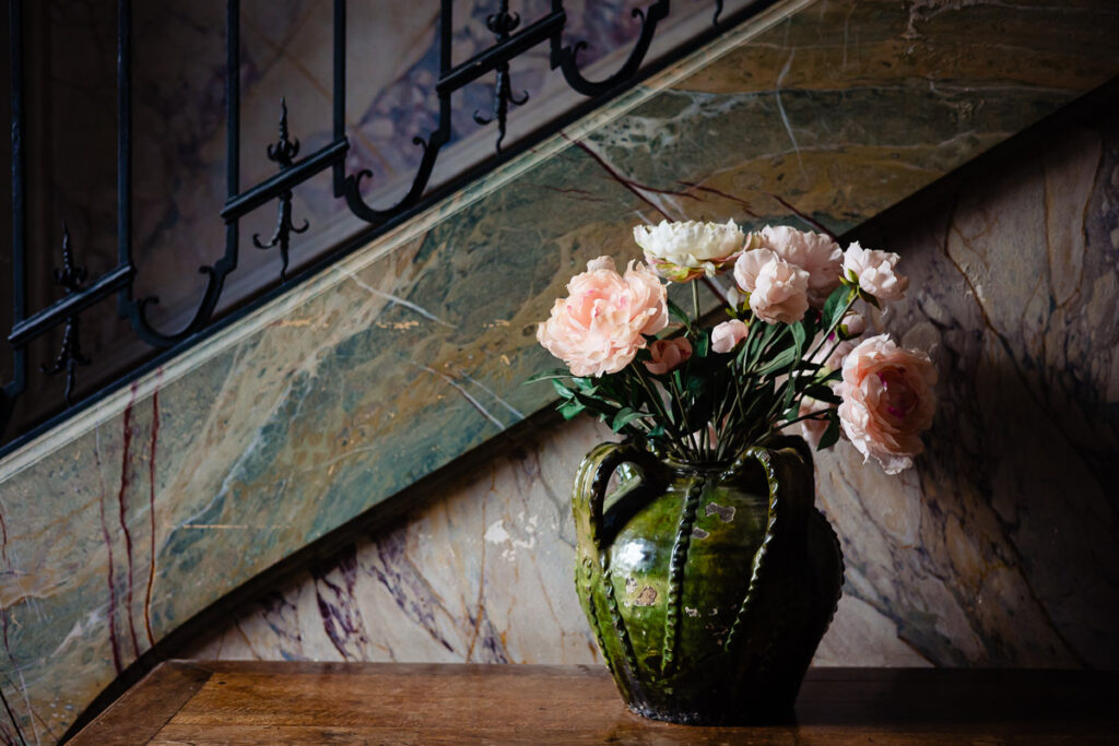 Un vase de fleurs sur une table.